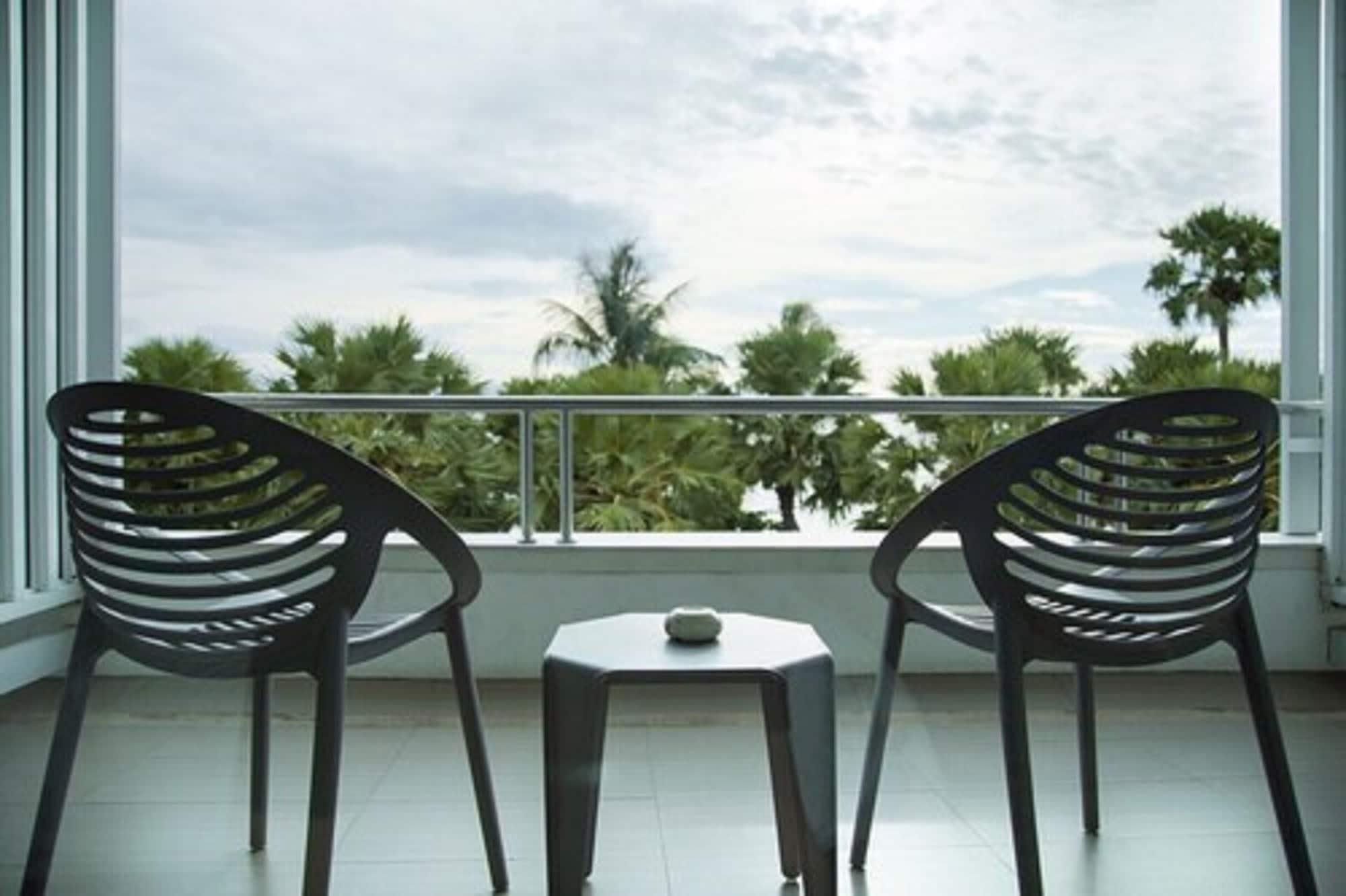 Baboona Beachfront Living Pattaya Esterno foto