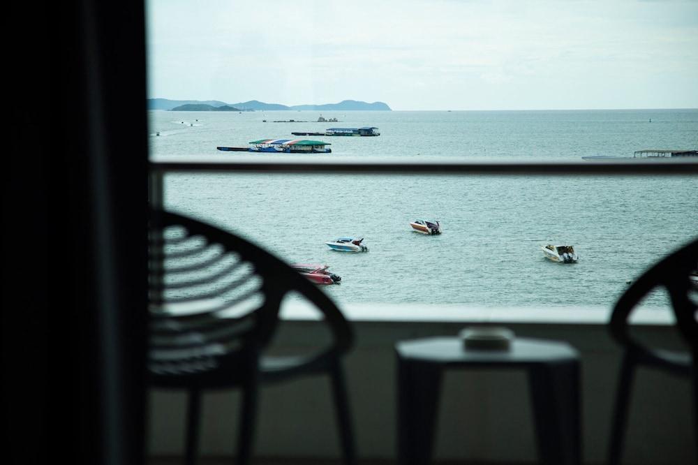 Baboona Beachfront Living Pattaya Esterno foto